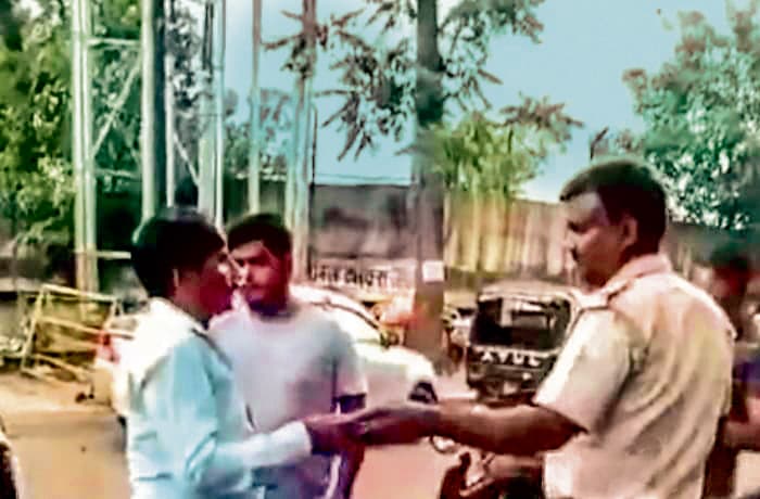 Jamshedpur News : अवैध वसूली के आरोप में गोलमुरी ट्रैफिक का एएसआइ निलंबित, थाना प्रभारी को शो कॉज