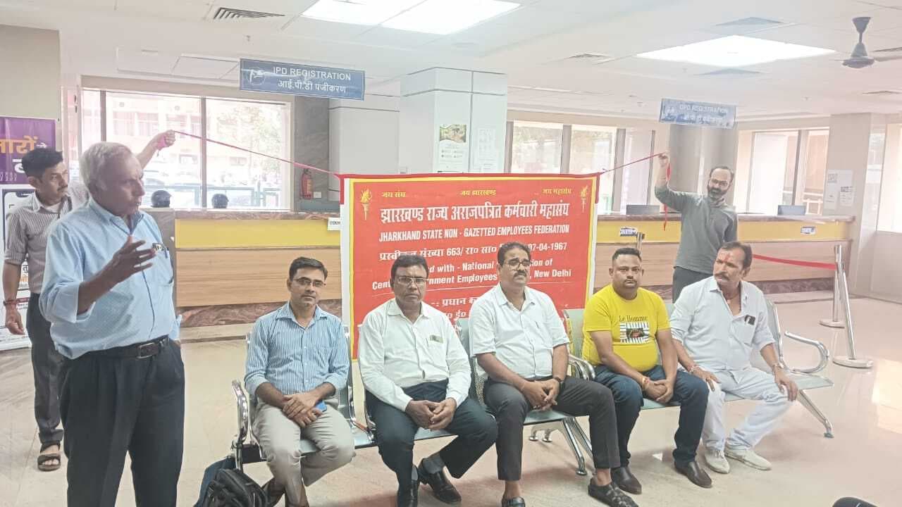 Jamshedpur News : आउटसोर्स कर्मियों को पीएफ व बोनस देने की मांग