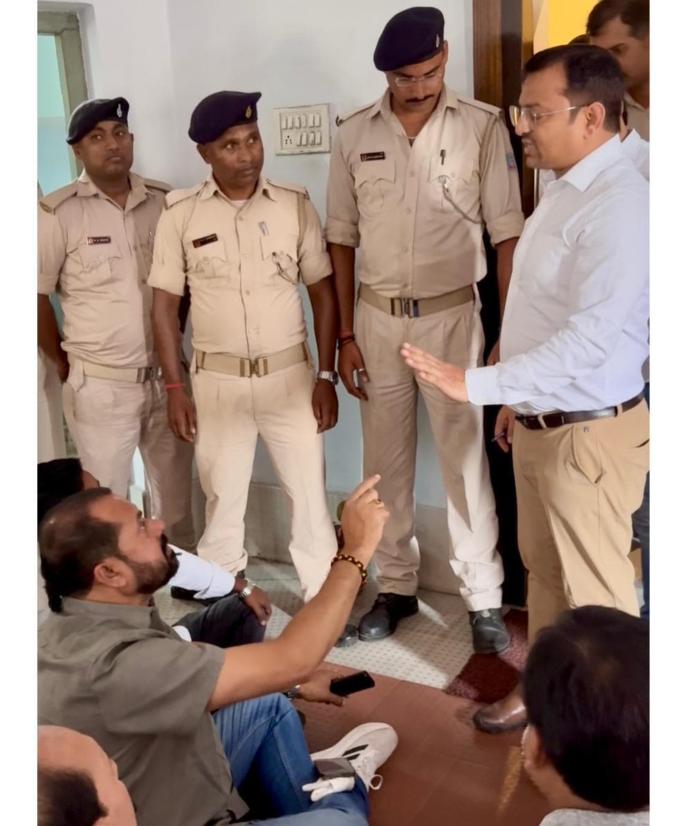 Jamshedpur News : जेएनसी ऑफिस में धरना पर बैठे कांग्रेसी, लगाया यह आरोप