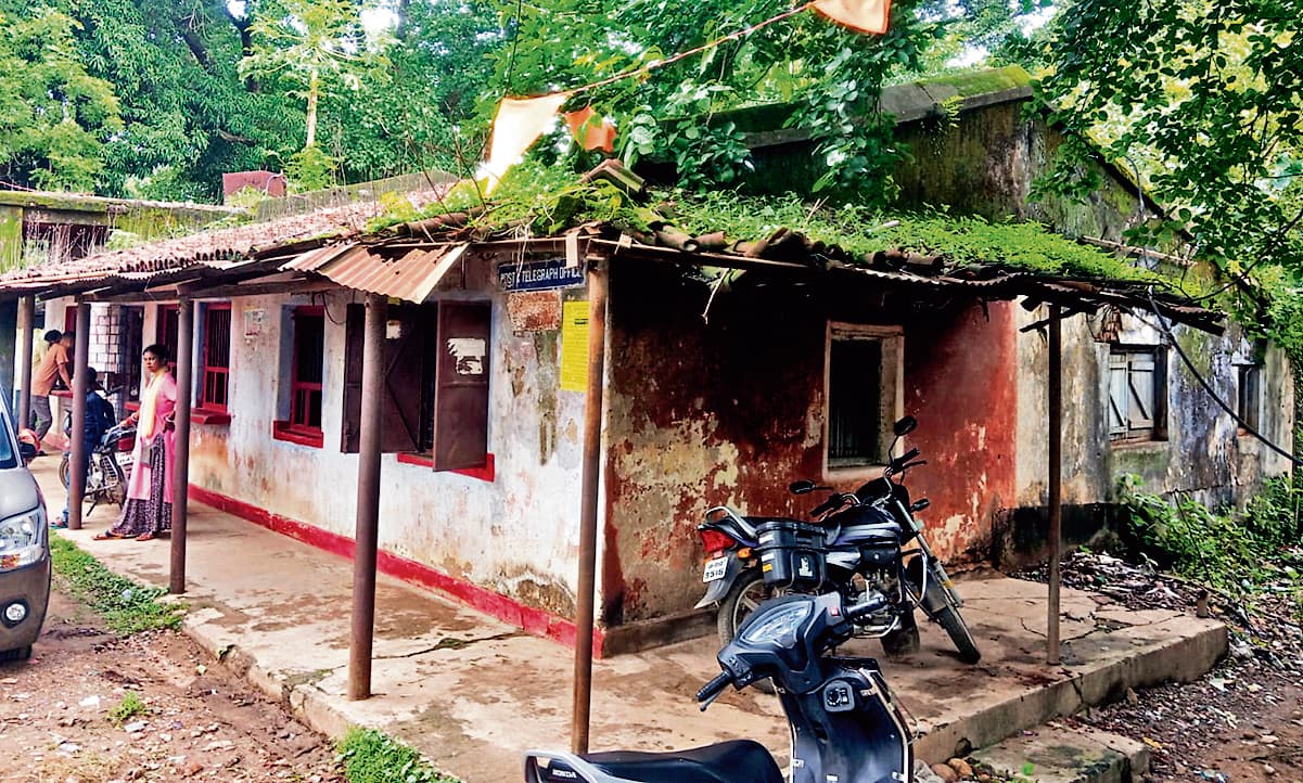 east singhbhum news: मुसाबनी उपडाकघर बदहाल, बिजली गुल होने से ठप हो जाता काम