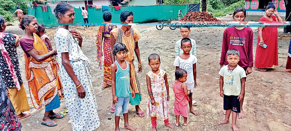 east singhbhum news: फोरलेन पार कर चार किमी दूर धोड़ांगा स्कूल जाने को विवश हैं बच्चे