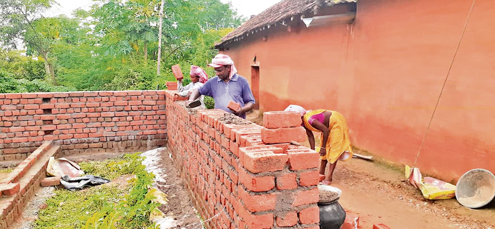 east singhbhum news: महंगाई व सामग्री संकट ने आवास योजना पर लगाया ब्रेक, लाभुकों की चिंता बढ़ी