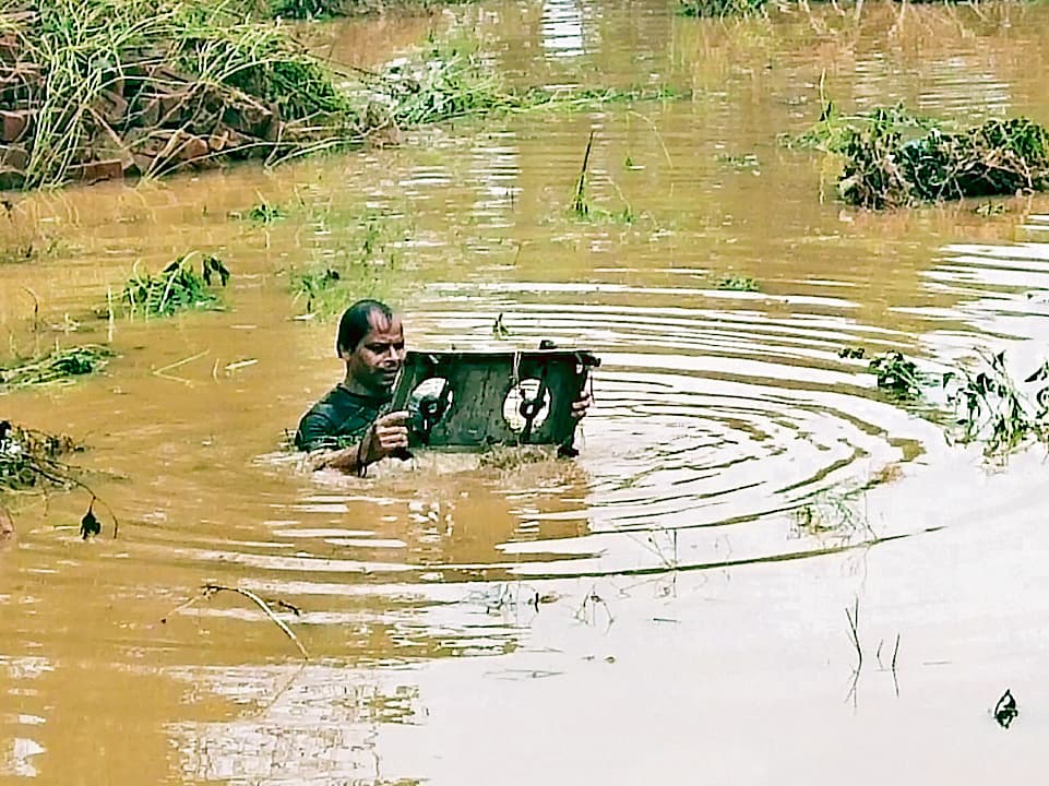 east singhbhum news: बाढ़ का कहर थमा, पर दर्द व बर्बादी की दास्तान बाकी