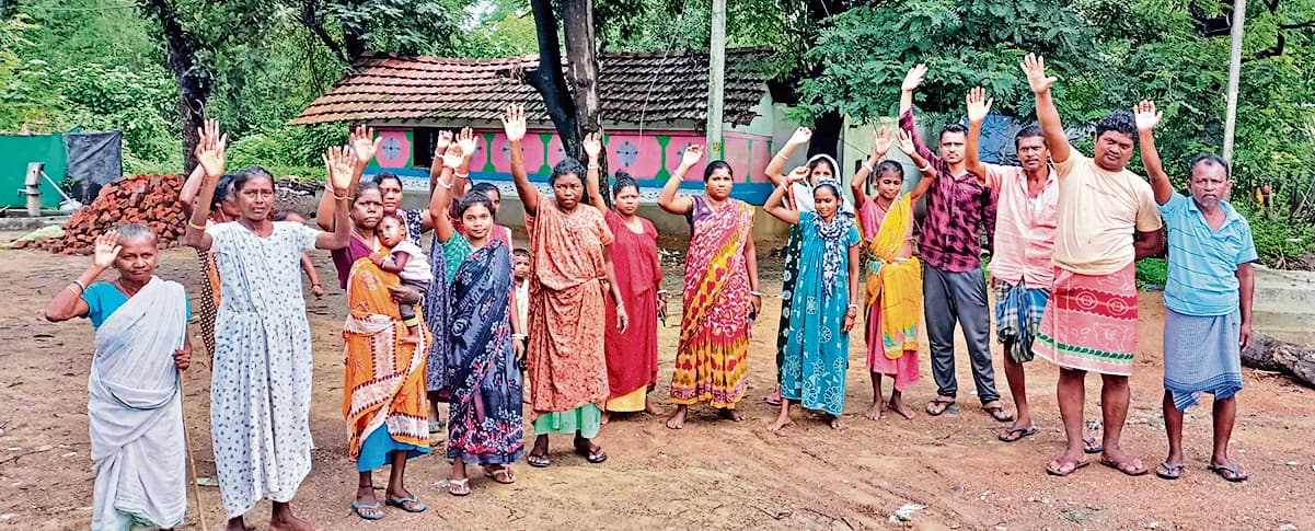 east singhbhum news :बिजली विभाग के खिलाफ ग्रामीणों ने किया प्रदर्शन