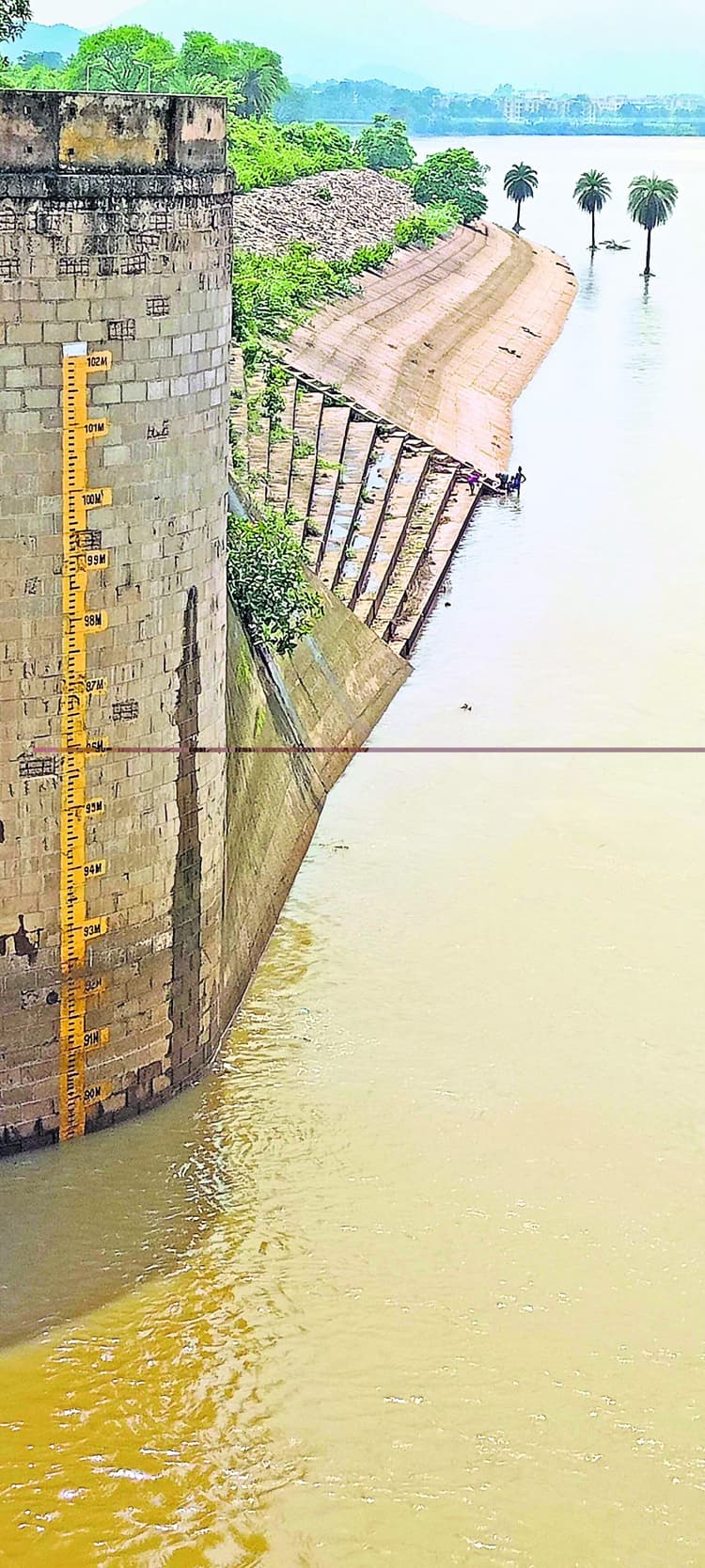 east singhbhum news: सुवर्णरेखा का जलस्तर घटा, बराज के खुले हैं 13 गेट, पानी का लेबल 91 मीटर आरएल