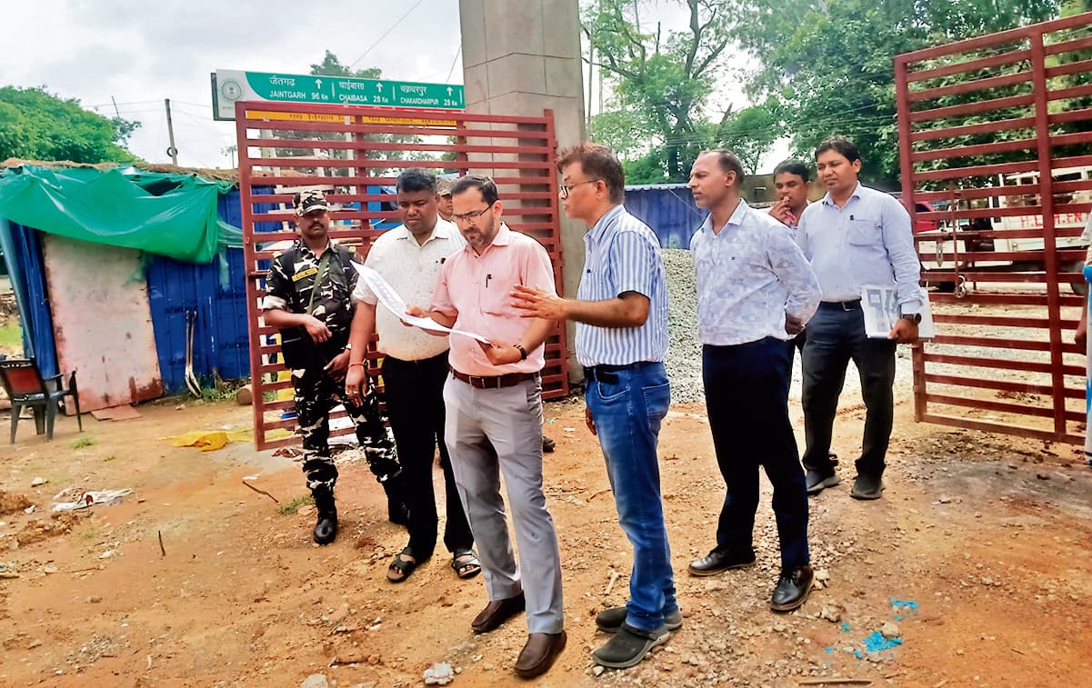 seraikela kharsawan news: खरसावां शहीद पार्क में कांस्य प्रतिमाएं लगेंगे व बनेंगे फाउंटेन