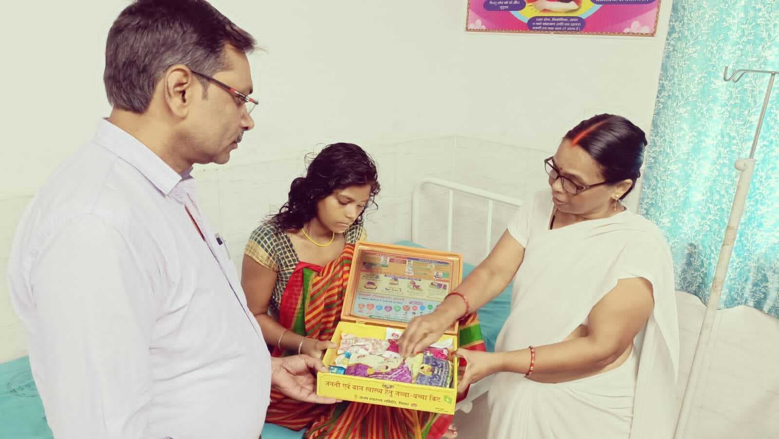 अस्पताल में प्रसूति महिलाओं को मिल रहा जच्चा-बच्चा किट