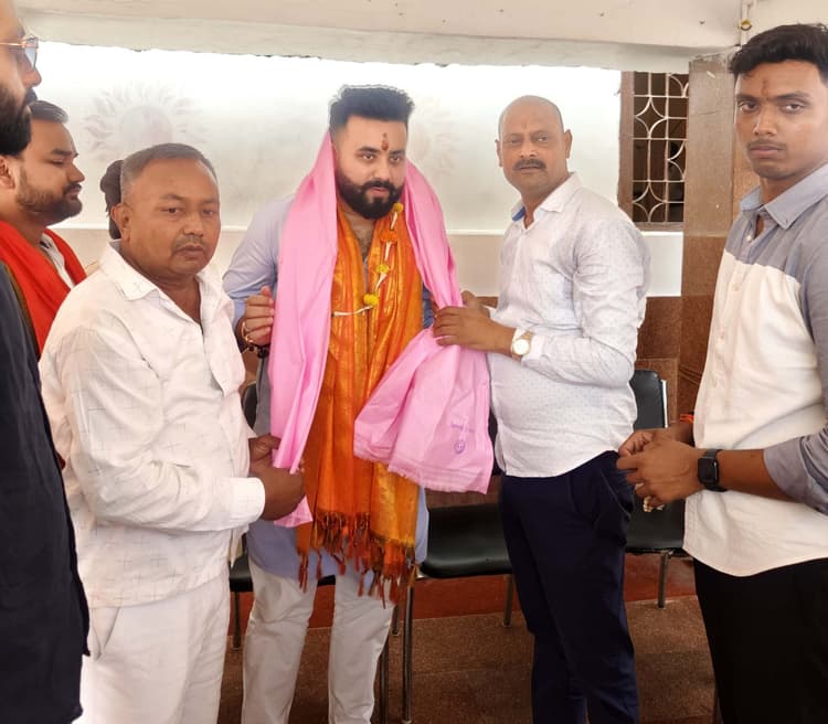 धार्मिक न्यास परिषद के सदस्य सायन कुणाल ने सूर्य मंदिर में की पूजा