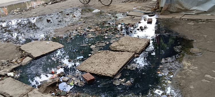 नटवार में सड़क पर बह रहा नाली का पानी, लोग परेशान