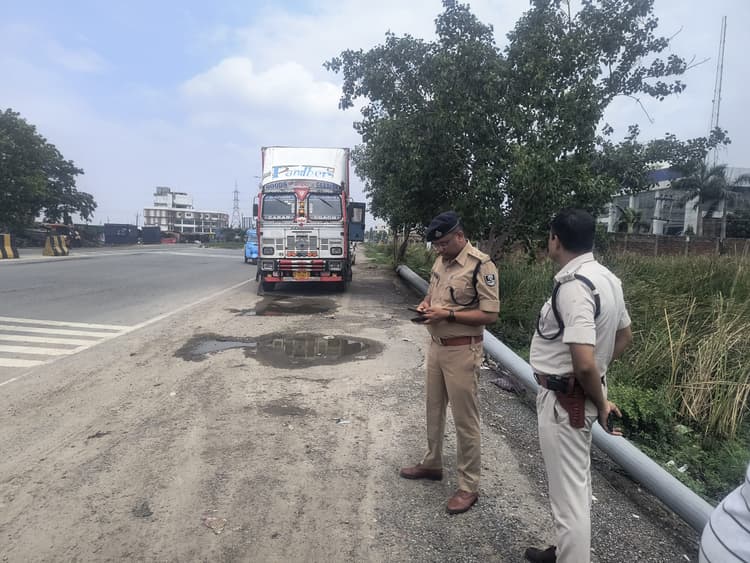 टोल प्लाजा पर खड़े कंटेनर से मिला यूपी के चालक का शव