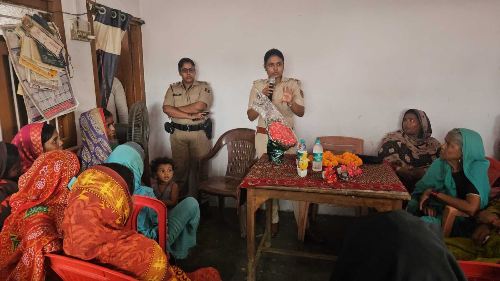 महिला थानाध्यक्ष ने महिलाओं को किया जागरूक, हक हुकूक की दी जानकारी