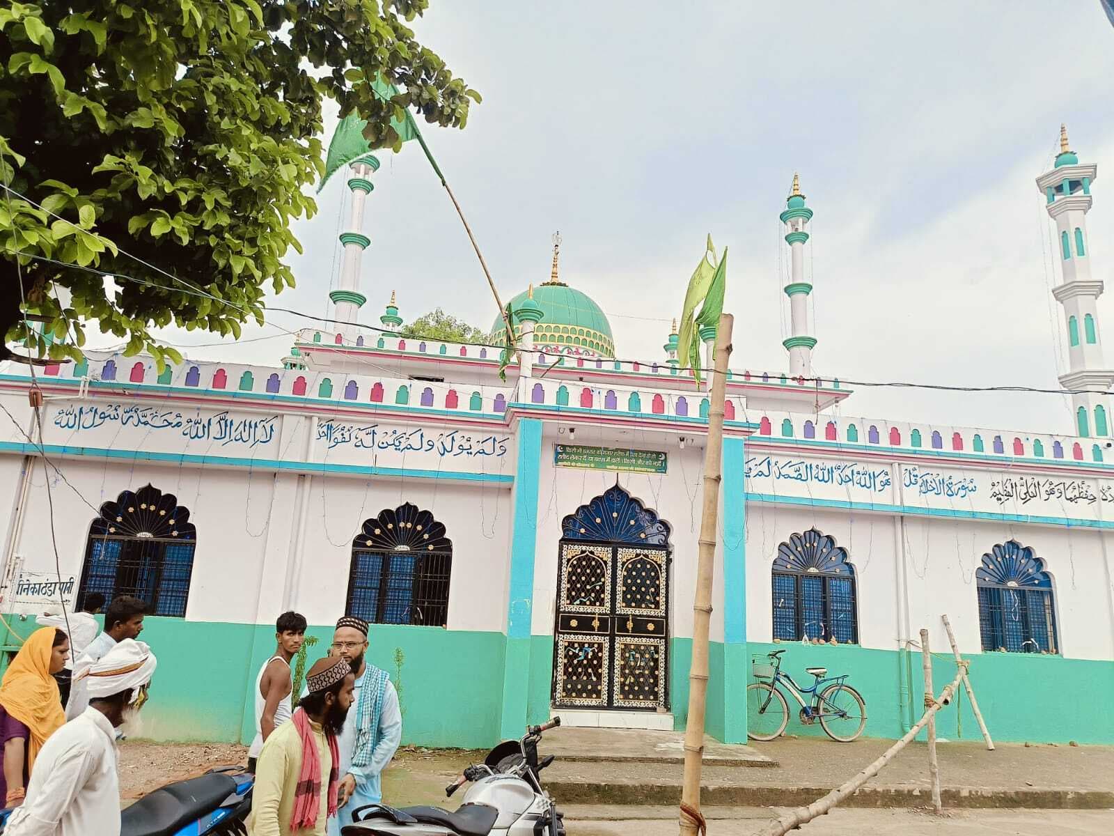 माधवालाल उर्स मेले में उमड़ी लोगों की भीड़, चादरपोशी कर मांगीं मन्नतें