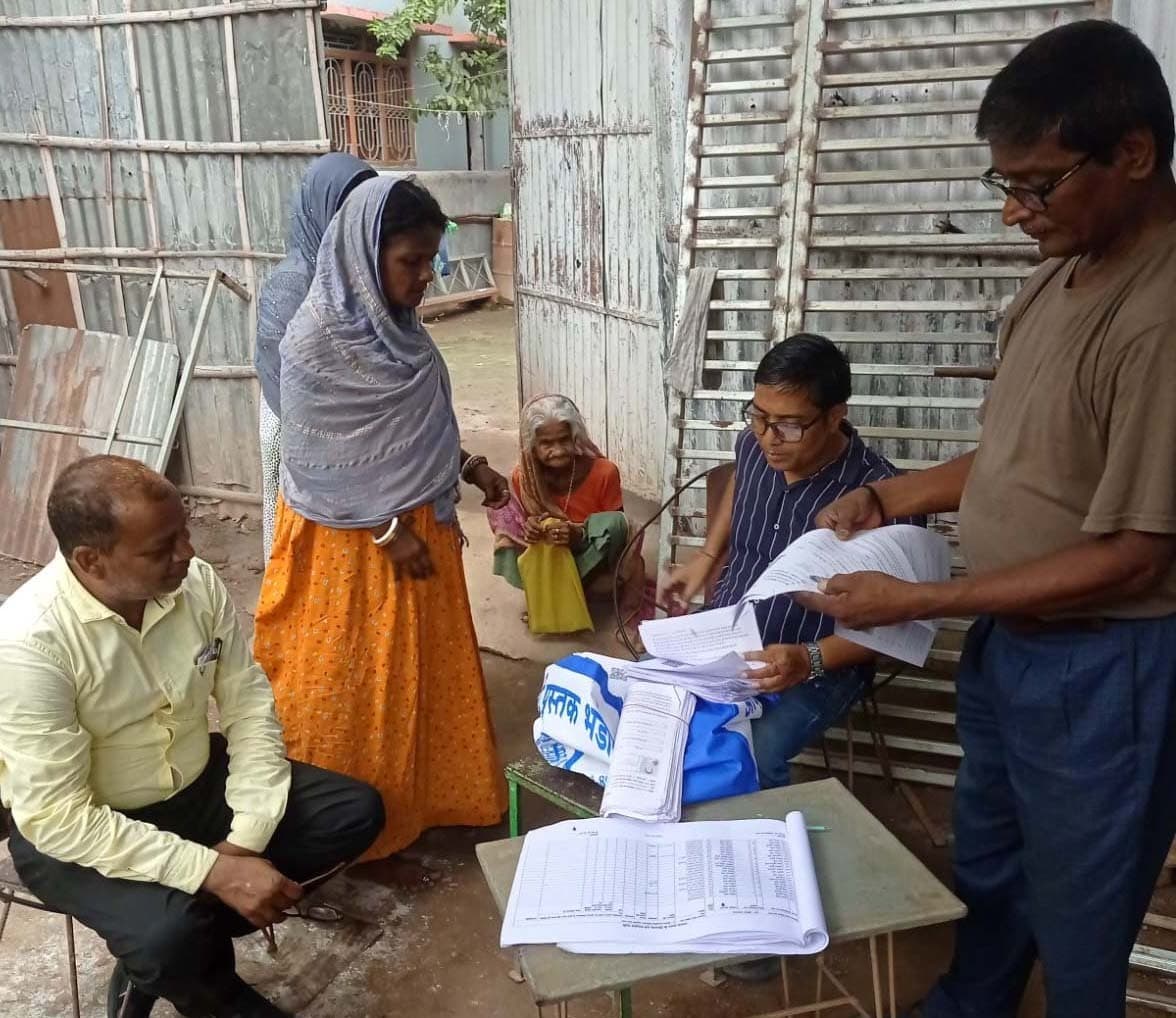 मतदाता सूची विशेष गहन पुनरीक्षण कार्य को ले युद्ध स्तर पर जुटा निर्वाचन कार्यालय