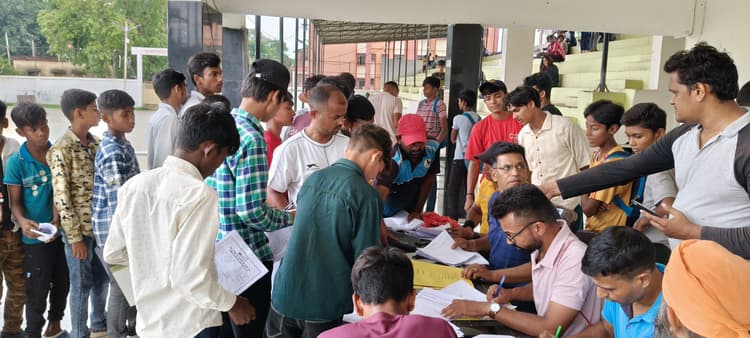 फजलगंज न्यू स्टेडियम में एकलव्य फुटबॉल केंद्र के लिए हुआ ट्रायल