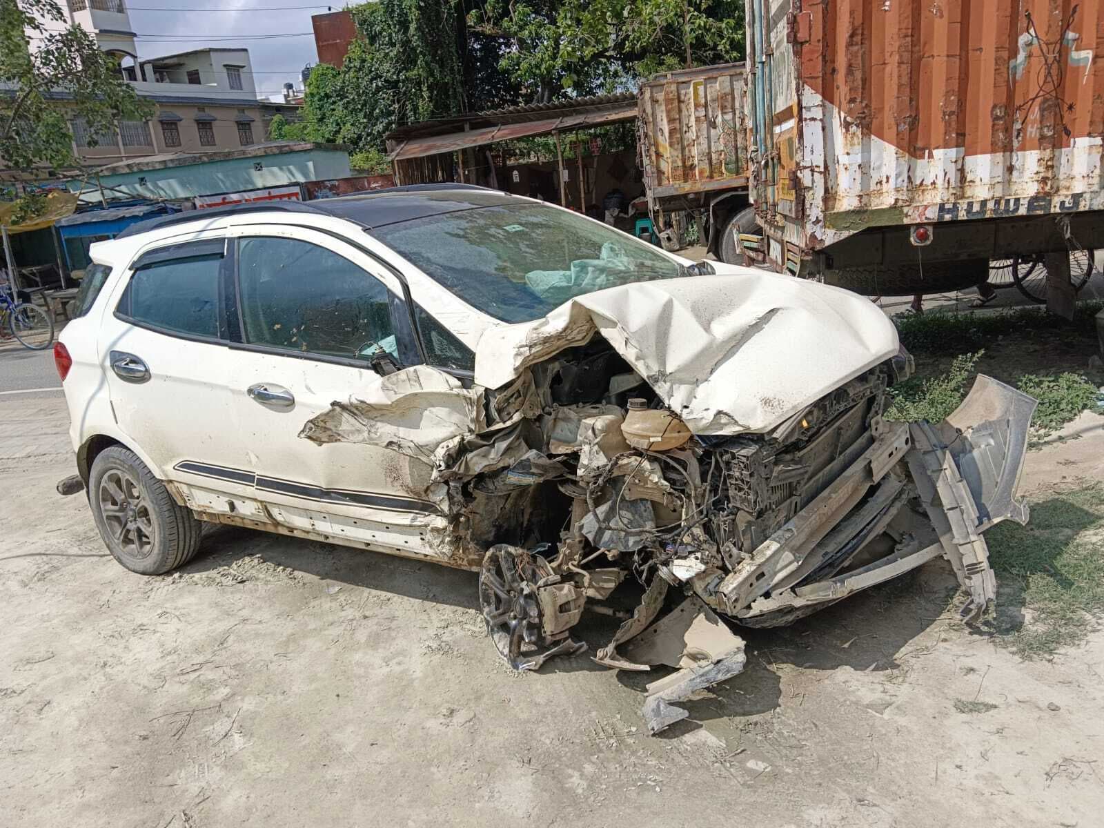 Motihari: अनियंत्रित होकर हाइवा से टकराई कार, दो घायल