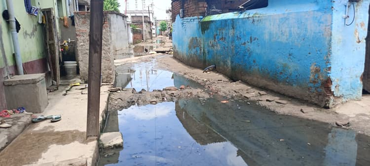 पतसंडा के अल्पसंख्यक टोला में जलजमाव, बढ़ा संक्रमण का खतरा