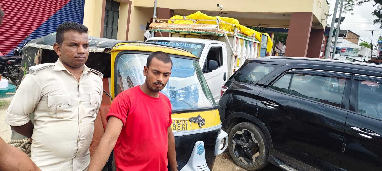 चोरी के टेंपो से 248 पैकेट देसी शराब बरामद, चंपारण का तस्कर गिरफ्तार