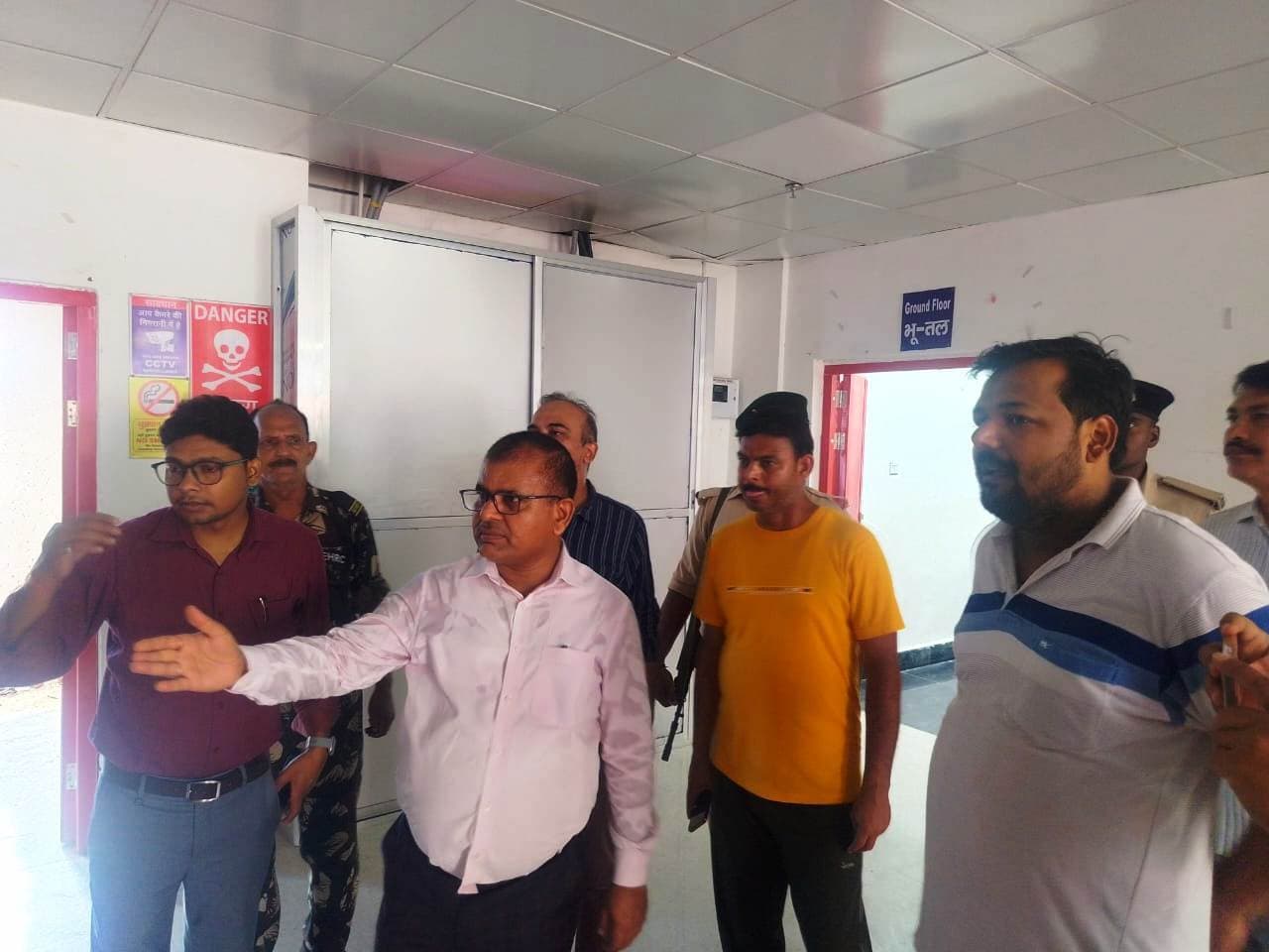 निर्माण कंपनी के कर्मचारी को डीएम ने लगायी फटकार