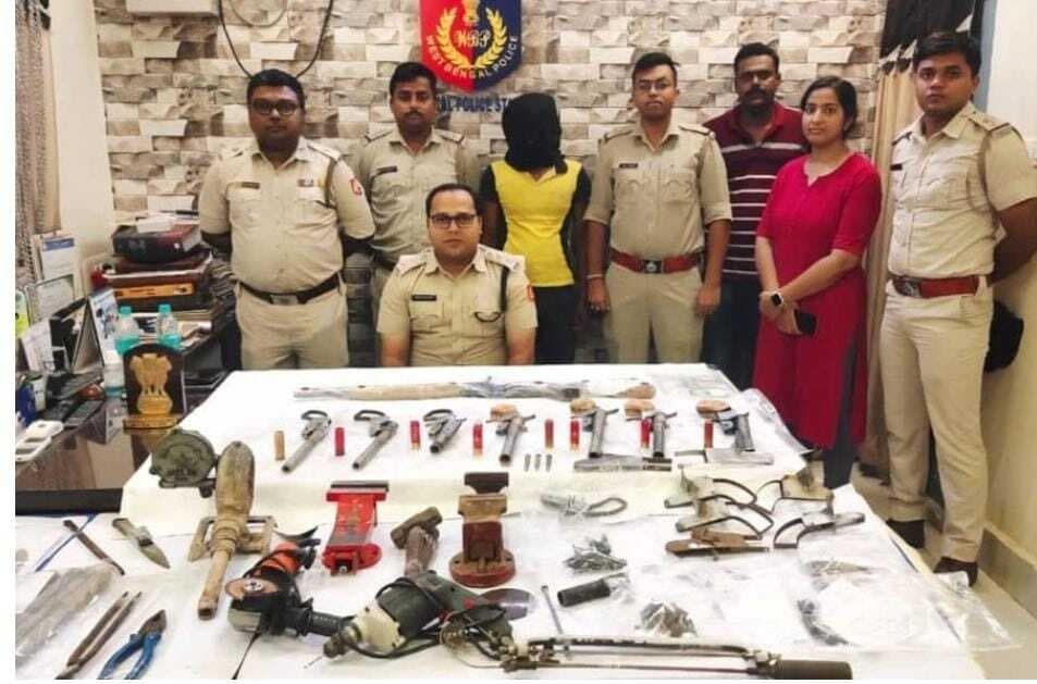 चार देसी पिस्टल, एक राइफल, 312 गोलियों के साथ एक गिरफ्तार