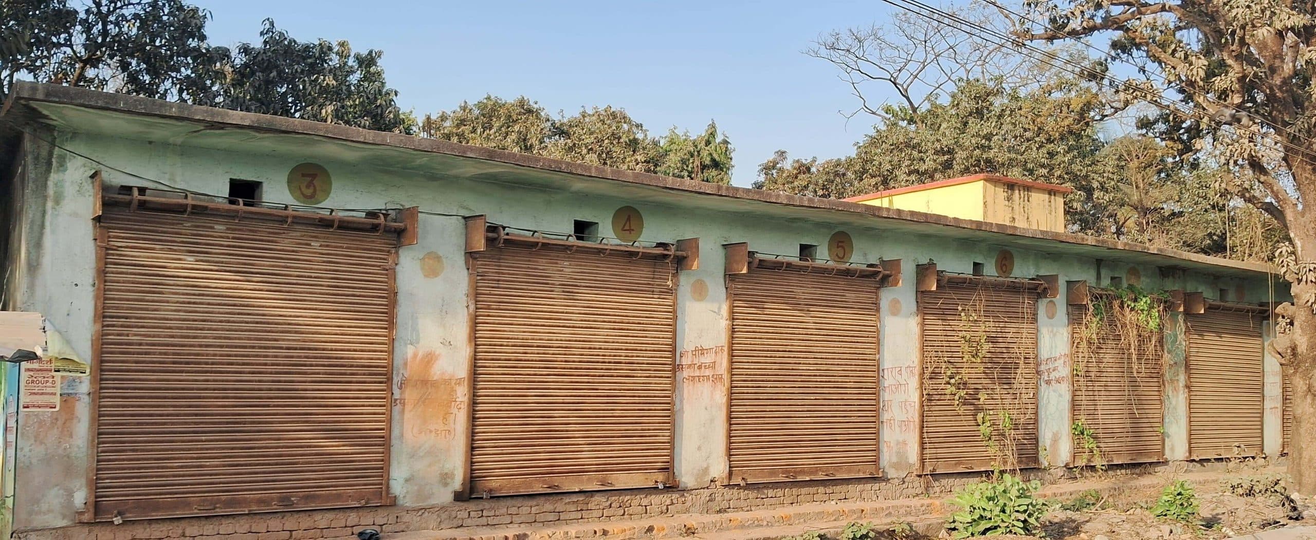 जर्जर हो गयीं प्रखंड  परिसर में बनी 10 दुकान