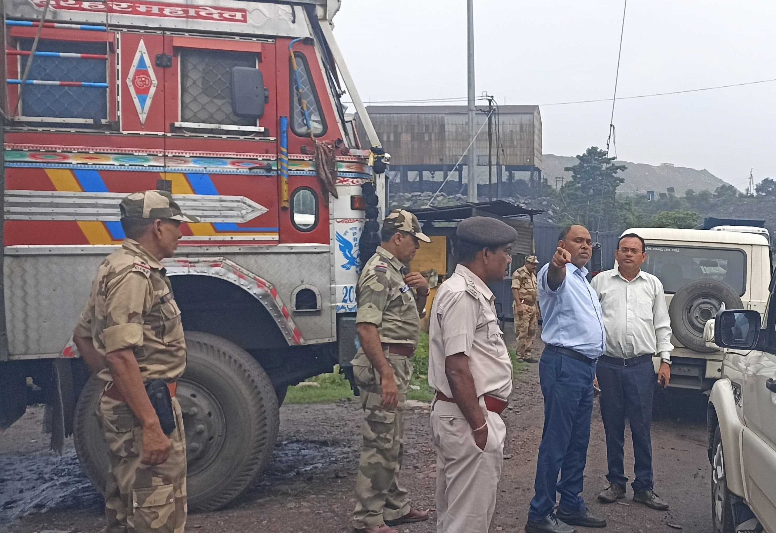 Dhanbad News : सिक्युरिटी जीएम ने ब्लॉक दो क्षेत्र का दौरा कर कोयला चोरी रोकने के दिया निर्देश