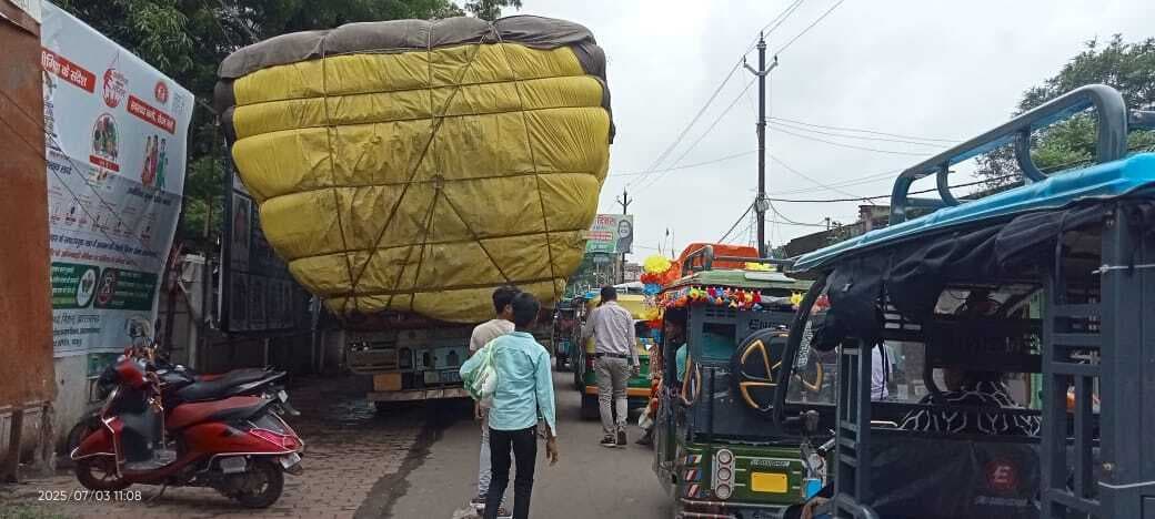 बीड़ी पत्ता लदी गाड़ी से लगा जाम, लोग परेशान