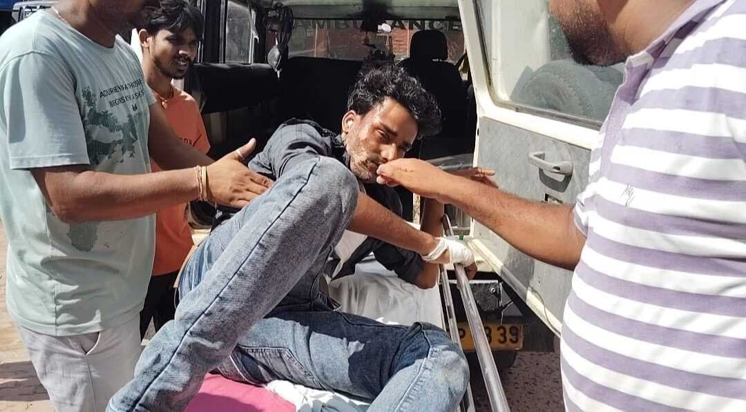 Motihari: हाइटेंशन तार की चपेट में आने से मजदूर घायल