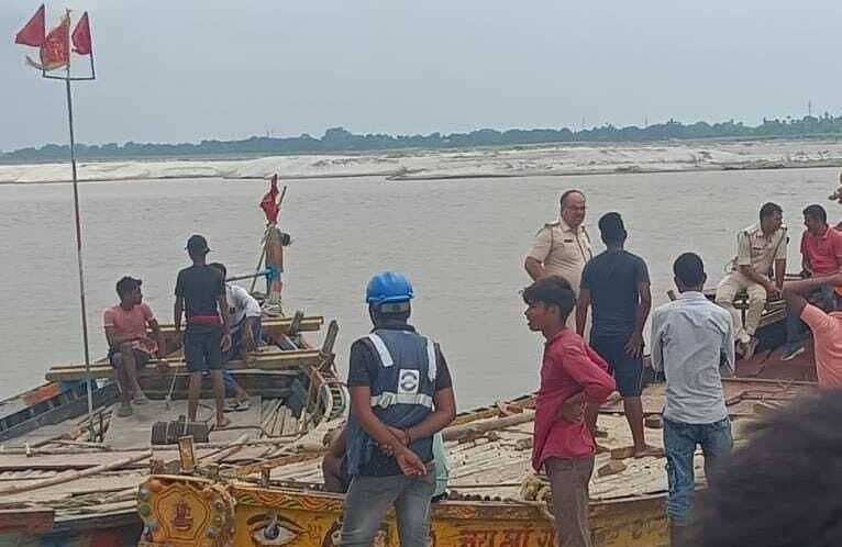 hajipur news. कच्ची दरगाह-बिदुपुर सिक्स लेन पुल के पास गंगा नदी में उपलाता मिला युवक का शव