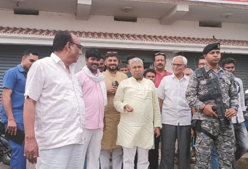 पार्टी कार्यालय में मंत्री संतोष कुमार सुमन ने की कार्यकर्ताओं से मुलाकात