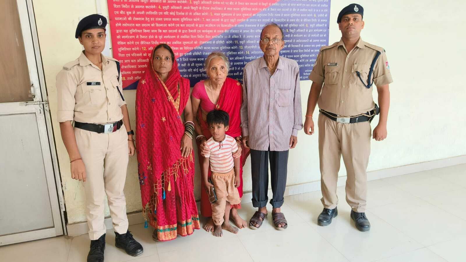 आरपीएफ ने बुजुर्ग और बच्चे को रेस्क्यू कर परिजनों से मिलवाया