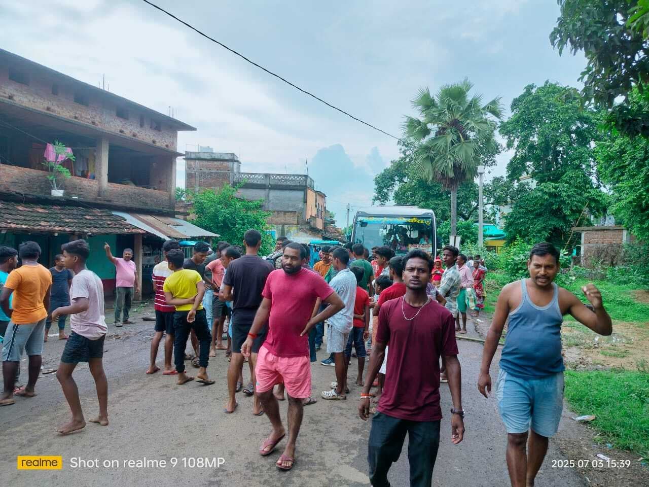 तीन बार ट्रांसफॉर्मर बदले जाने के बाद नहीं सुधरी स्थिति, लोगों ने किया सड़क जाम