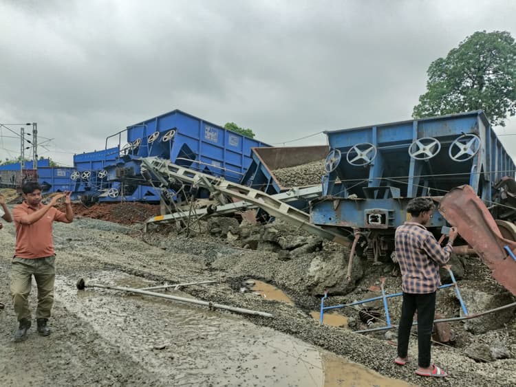 बरहरवा में पत्थर लोड मालगाड़ी की 20 बोगियां हुईं बेपटरी, बाल-बाल बचे मजदूर