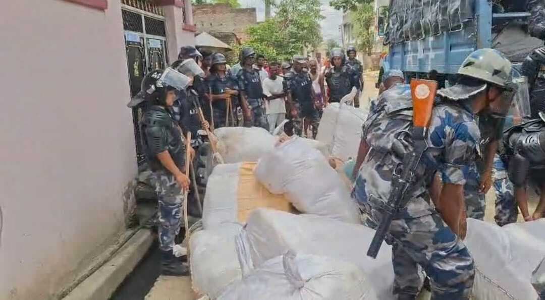 Motihari : नेपाल एपीएफ की कार्रवाई में 10 लाख रुपये से अधिक के तस्करी का कपड़ा जब्त