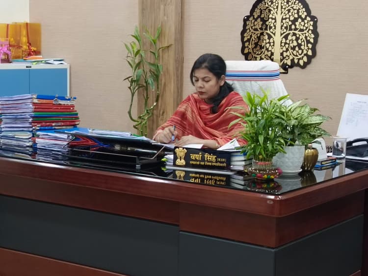 hajipur news. करगिल चौक से पासवान चौक तक सीवरेज निर्माण कार्य पूरा कर पांच तक कराएं सड़क की ढलाई : डीएम