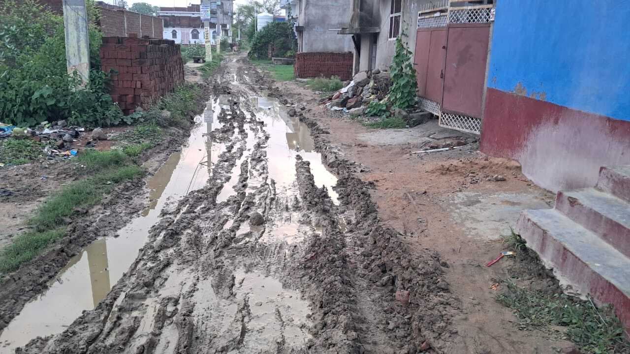 सहजानंद सरस्वती नगर की सड़क पर कीचड़, पैदल चलना भी मुश्किल