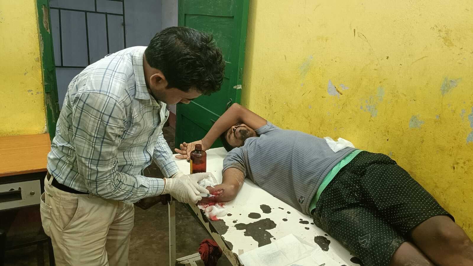 खराब सड़क बनी हादसे की वजह, बाइक सवार दो मजदूर घायल