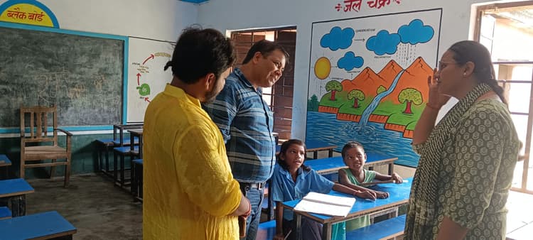 विद्यालय में 74 की बनी थी हाजिरी, मौजूद थे सिर्फ 6 बच्चे