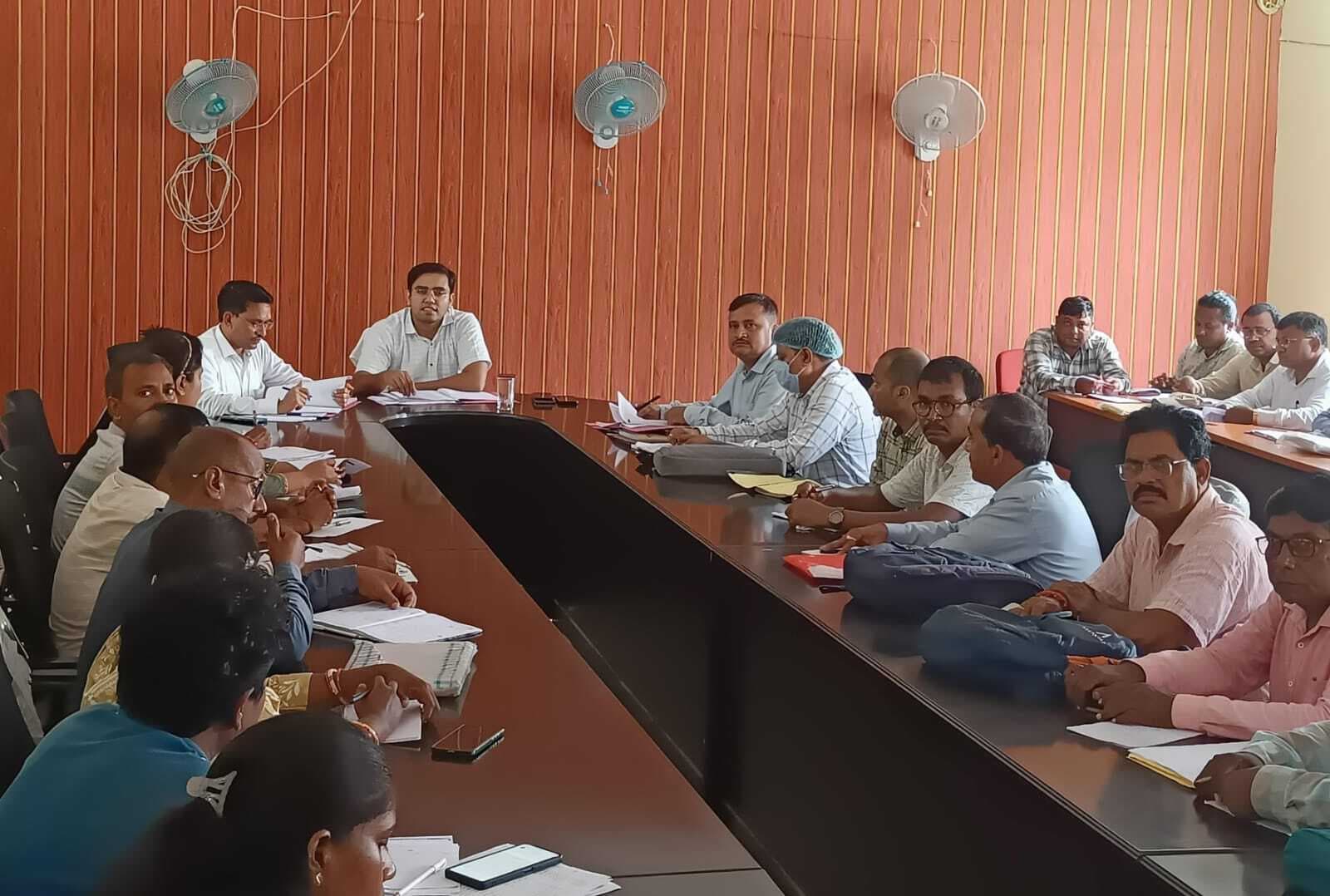 कुसियारी के रोजगार सेवक और मंडलडीह के पंचायत सचिव को शो-कॉज