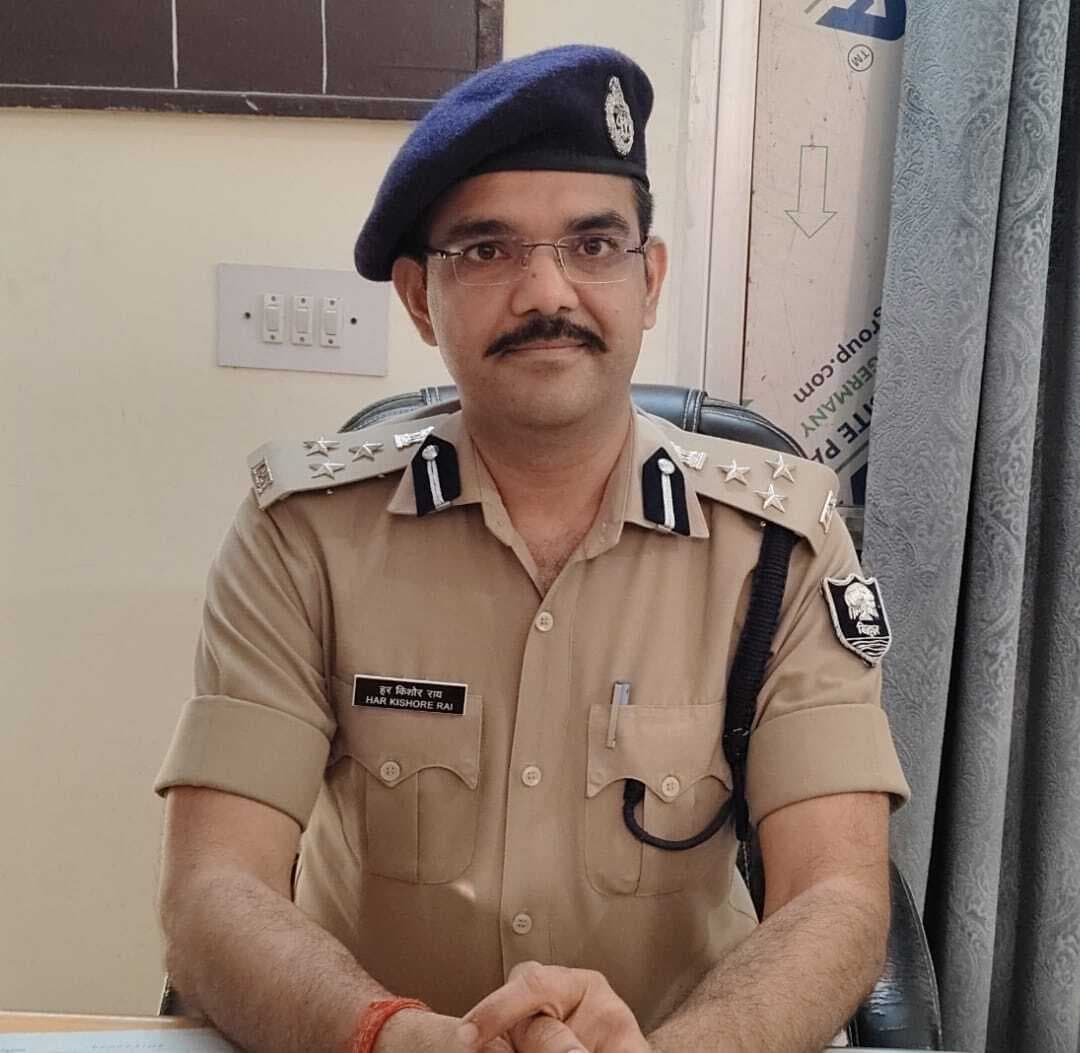 Motihari: मनीष हत्याकांड की जांच में हरसिद्धि थाना पहुंचे डीआइजी