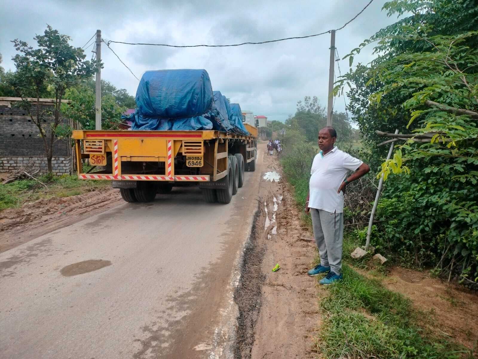 पुल के क्षतिग्रस्त होने के बाद से यातायात प्रभावित