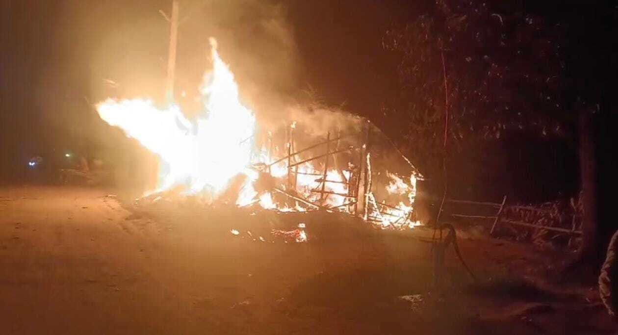 अगलगी में में झोंपड़ी जलकर रख