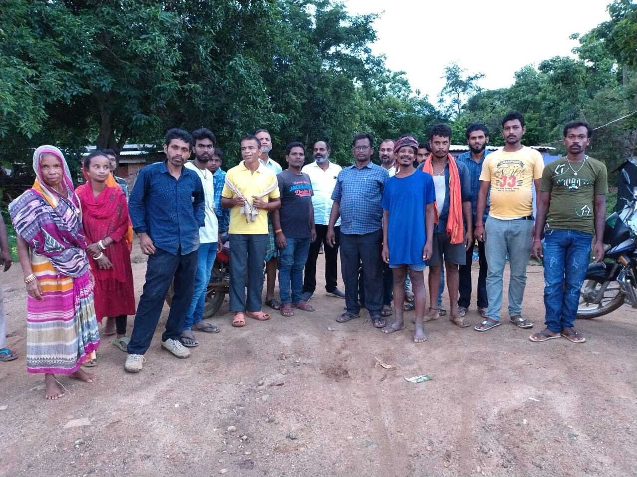 खेत में धान का बीज बर्बाद, मुआवजे की मांग को लेकर ग्रामीणों ने किया प्रदर्शन