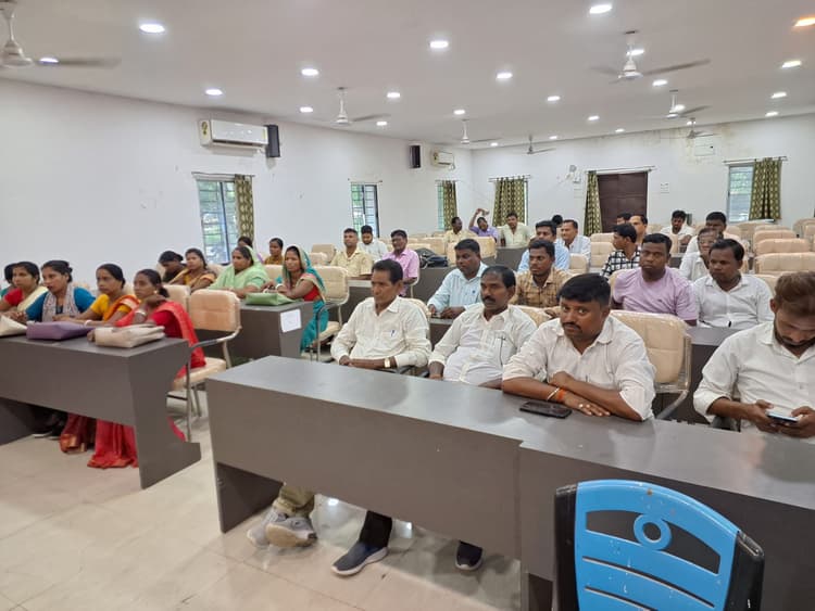 एसआइआर गणना प्रपत्र को ऑनलाइन करने को लेकर दिया प्रशिक्षण