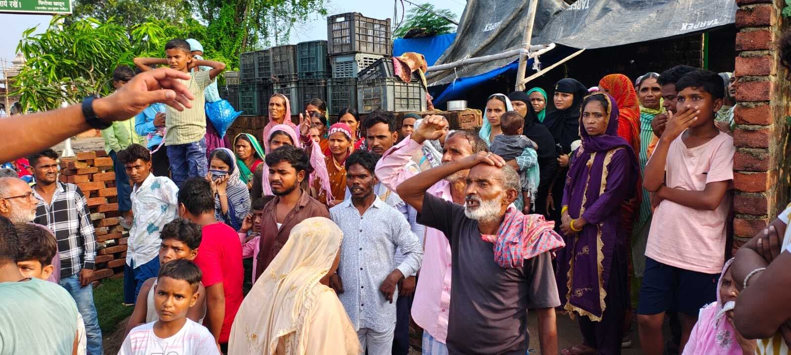 टोटो चालक ने मोड़ पर खड़े ट्रक में मारी जोरदार टक्कर