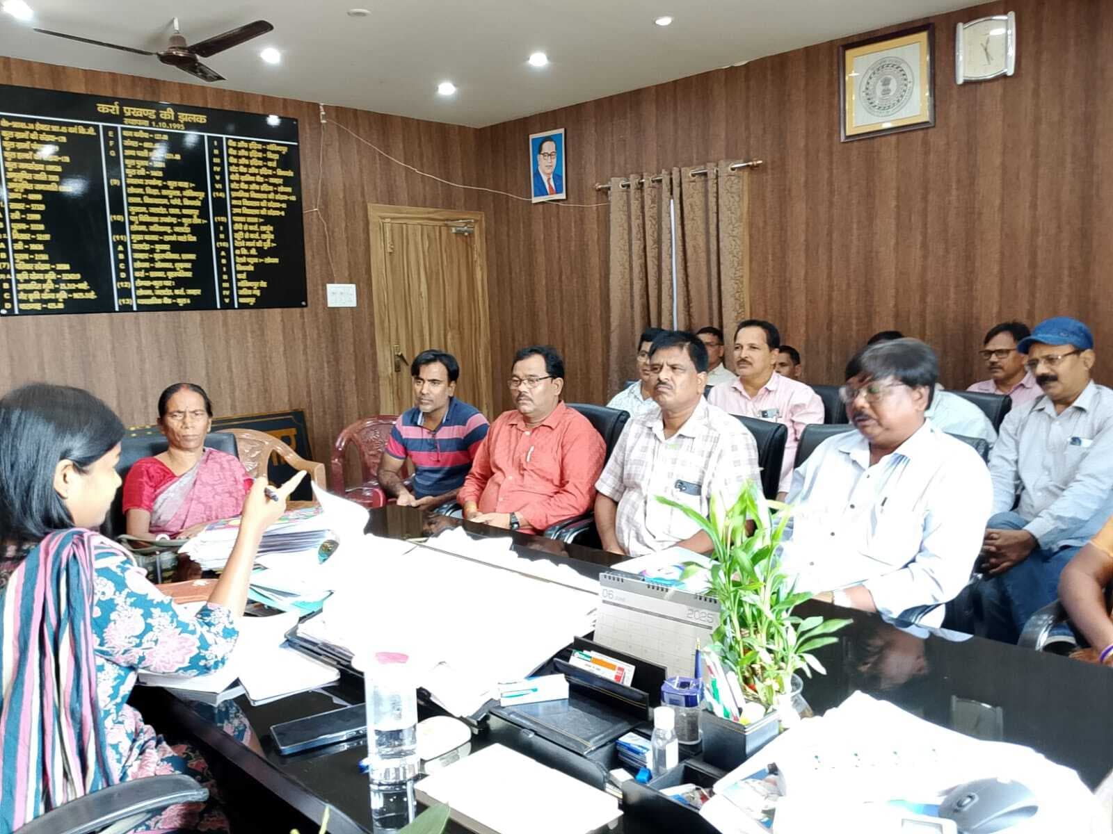 शिक्षकों ने लगाये बीईईओ पर रुपये मांगने के आरोप