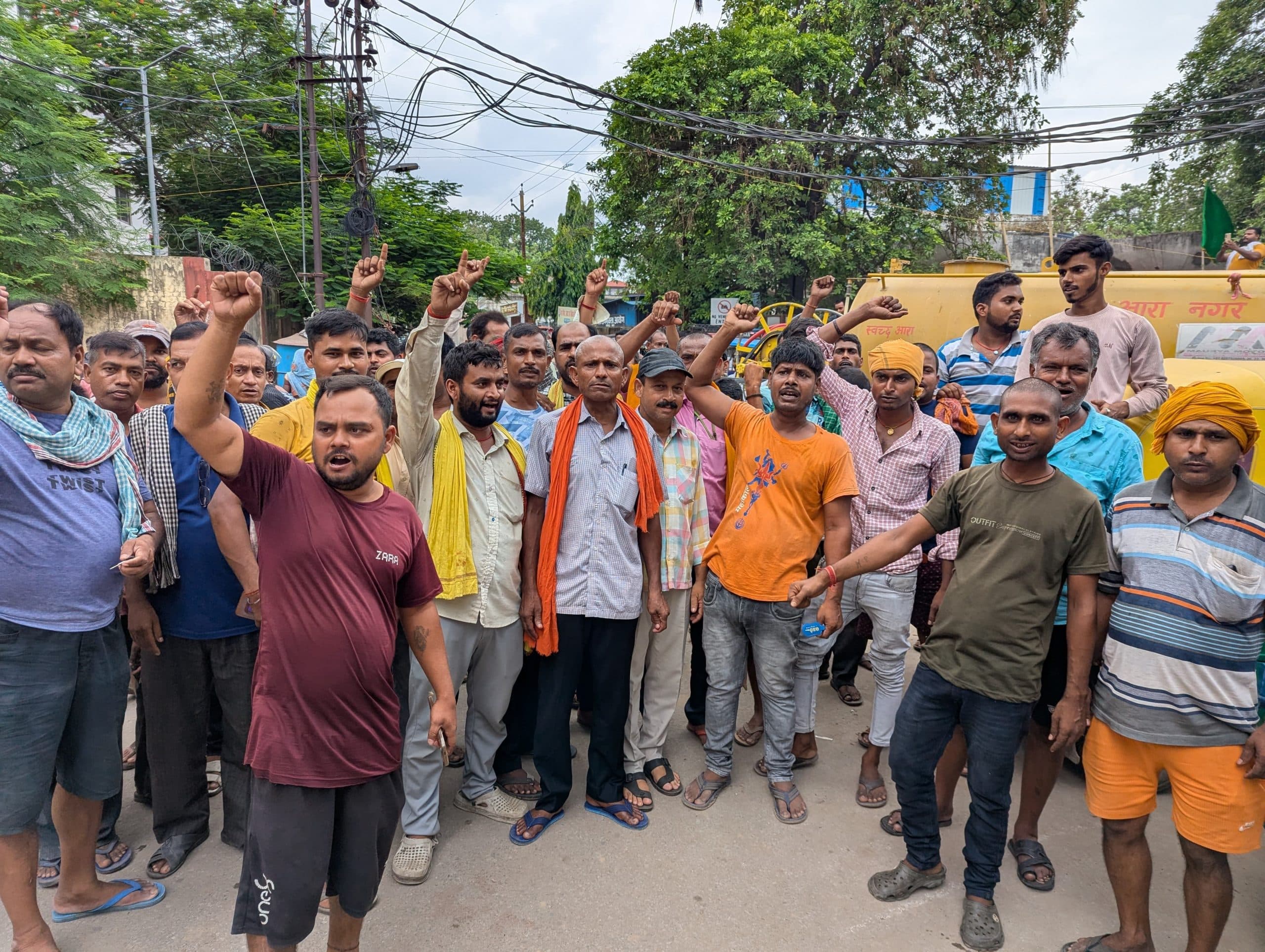 ऑटो चालकों से अधिक वसूली करने पर नगर निगम के सामने ऑटो चालकों ने का हंगामा