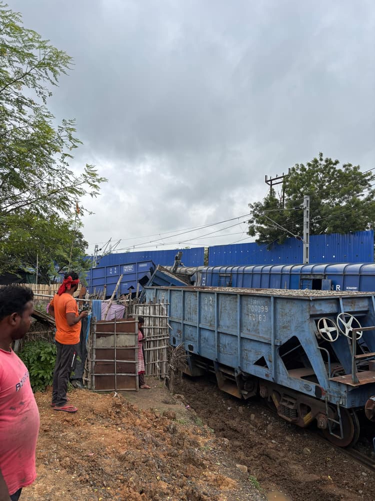 प्रत्येक दिन रेलवे को लगभग एक करोड़ रुपये के राजस्व का होगा नुकसान, जेसीबी, पोकलेन एवं क्रेन की मदद से ट्रैक को किया जा रहा क्लियर