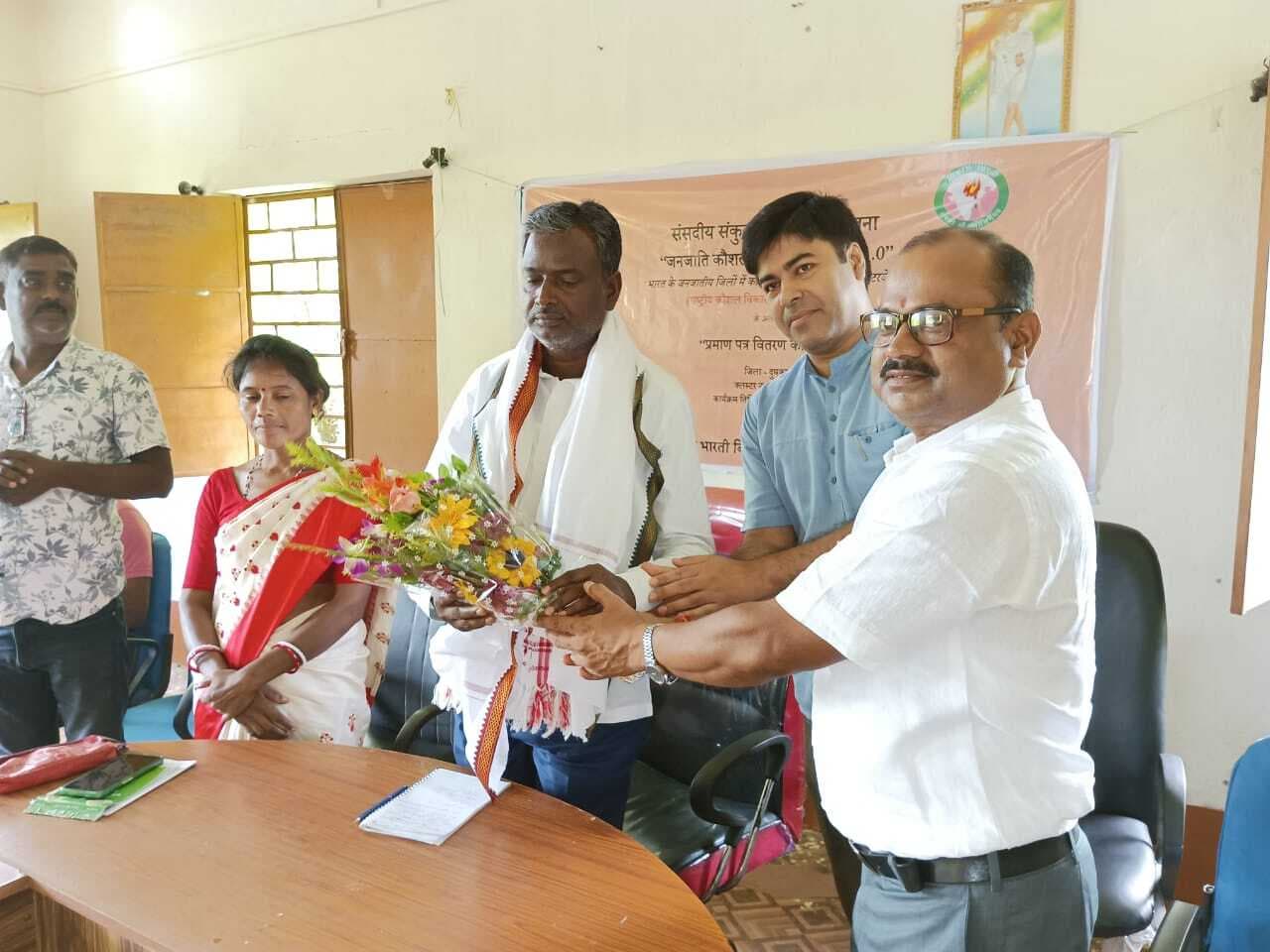 कौशल विकास परियोजना के तहत प्रशिक्षुओं को मिला प्रमाण पत्र