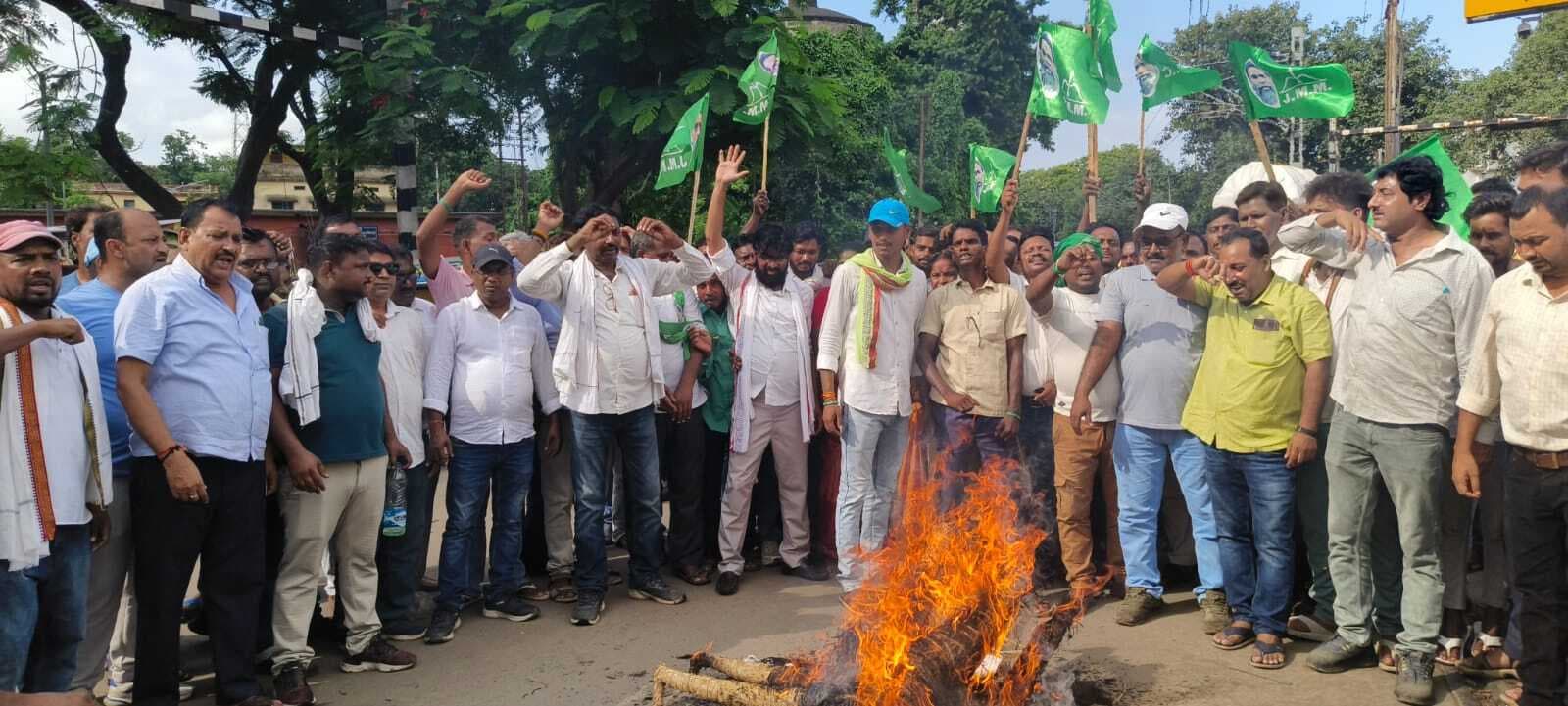 झामुमो कार्यकर्ताओं ने भाजपा का पुतला फूंका, की नारेबाजी