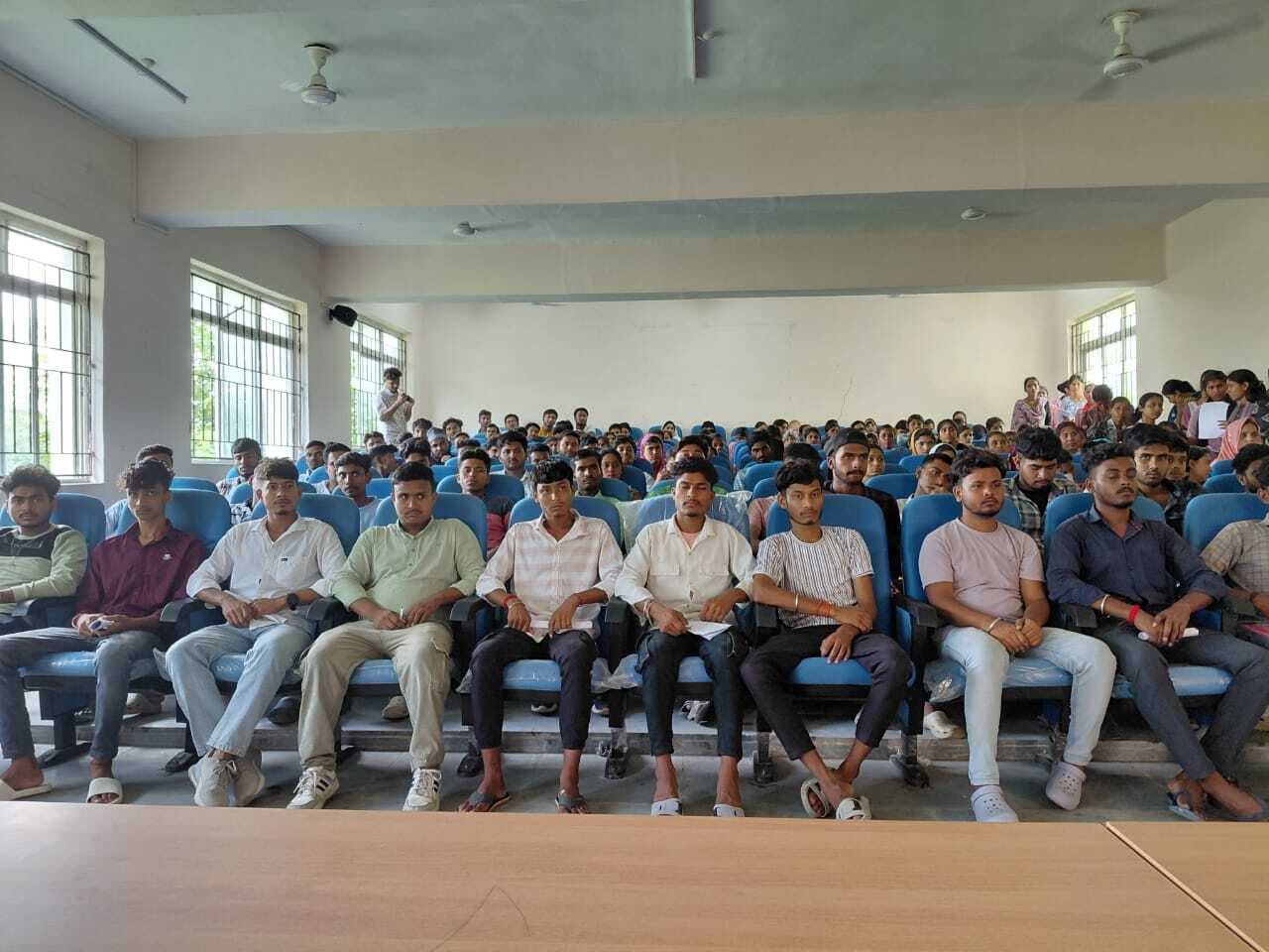 विद्यार्थियों को पॉलीथिन के प्रदूषण से बचने का दिया संदेश